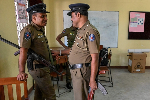 கொழும்பில் பொலிஸ் பதிவு படிவங்களை நிரப்ப வேண்டாம்! | Do Not Fillout Police Registration Colombo Peoples