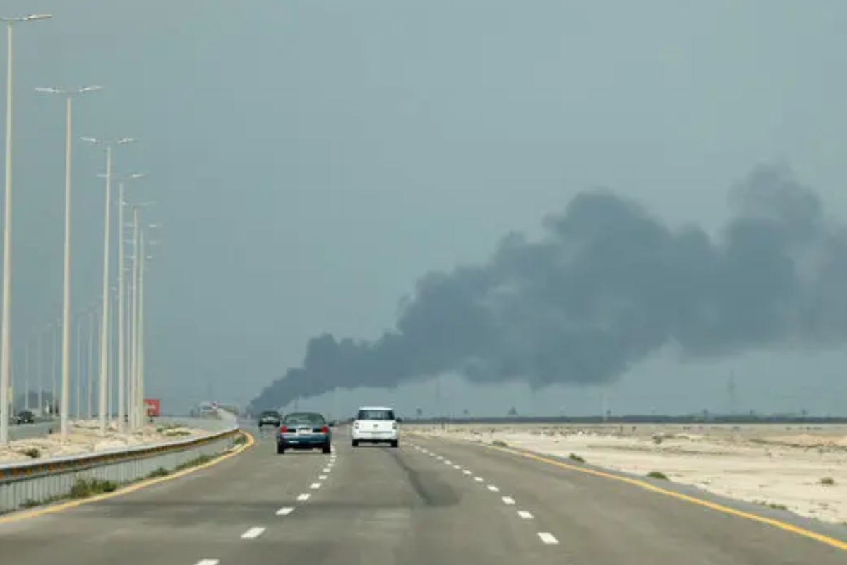 பிராந்திய ரீதியில் பெரும் பதற்றத்தை ஏற்படுத்தும் தாக்குதல்கள் - குவைத்தில் முக்கிய இடங்களை குறிவைத்து தாக்குதல் | Attacks Targeting Key Infrastructure In Kuwait பிராந்திய ரீதியில் பெரும் பதற்றத்தை ஏற்படுத்தும் தாக்குதல்கள் - குவைத்தில் முக்கிய இடங்களை குறிவைத்து தாக்குதல் | Attacks Targeting Key Infrastructure In Kuwait