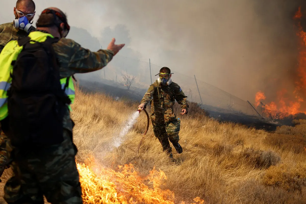 ஏதென்ஸ் அருகே கட்டுக்கடங்காத தீ; போராடும் விமானப் படையினர் | Uncontrollable Fire Near Athens Fighting Airmen