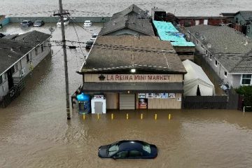 கொட்டித்தீர்த்த மழையால் வெள்ளக்காடான கலிபோர்னியா; இருளில் மூழ்கிய பிரதேசங்கள்