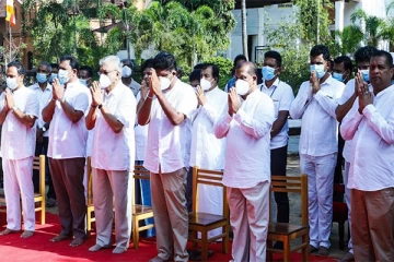 தலதா மாளிகையில் சஜித் அணியினர் வழிபாடு (photos)