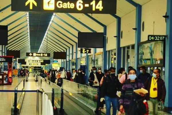 ஓமானில் இருந்து இலங்கைக்கு தப்பியோடி வந்த 2 பெண்கள்! | 2 Women Escaped From Oman To Sri Lanka For Work