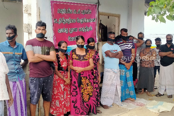 கிளிநொச்சியில் வாய்களில் கறுப்பு துணிகளை கட்டி கவனயீர்ப்பு போராட்டம்: டக்ளஸ் அளித்த வாக்குறுதி (Photos) | Srilanka Crisis Political Situation Rajapaksa