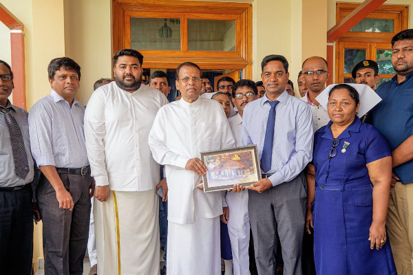 யாழ் போதனா வைத்தியசாலைக்கு மைத்திரி விஜயம்; குழந்தைக்கும் ஆசீர்வாதம்!(Photos) | Maithiripala Visit Jaffna Teaching Hospital