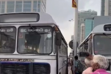 අරලියගහ මන්දිරය වටකර තිබූ පොලිස් බස්රථ සහ ට්‍රක් රථ ඉවත් කෙරේ..! (VIDEO)