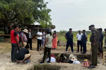 செம்மணியில் புதைகுழியிலிருந்து 2 எலும்பு கூடுகள் முழுமையாக மீட்பு!