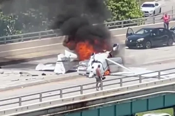 மியாமி பாலத்தில் கார் மீது விமானம் விழுந்து விபத்து: ஒருவர் மரணம், 5 பேர் காயம்