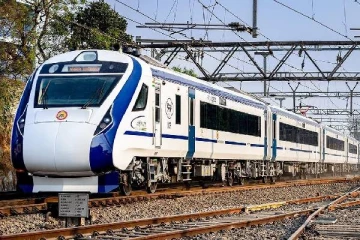 வந்தே பாரத் ரயிலின் அவசர கதவை அலட்சியமாக திறந்த ஊழியர்கள்: பயணிக்கு நேர்ந்த சோகம்