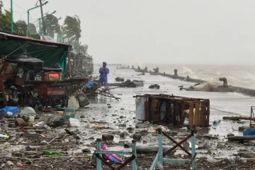 கோர தாண்டவம் ஆடிய சூறாவளி ; விமான சேவைகள் இரத்து