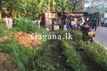 පාසල් සිසුන් ප්‍රවාහනය කළ බස් රථයක් අනතුරක. - (PHOTOS)