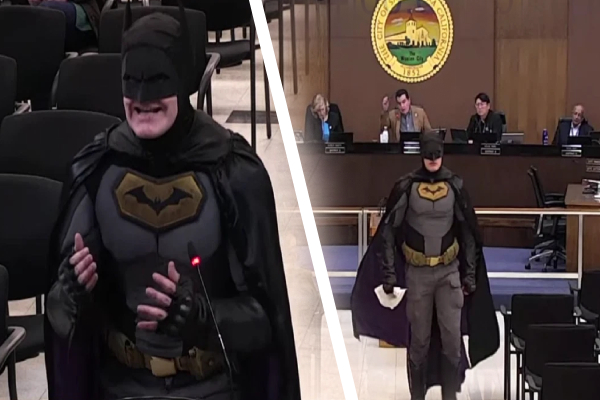 கலிபோர்னியா நகர சபைக்கு ‘பேட்மேன்’ உடை அணிந்து வந்து புகார் கூறிய நபர் | Man Wearing Batman Costume California City Council