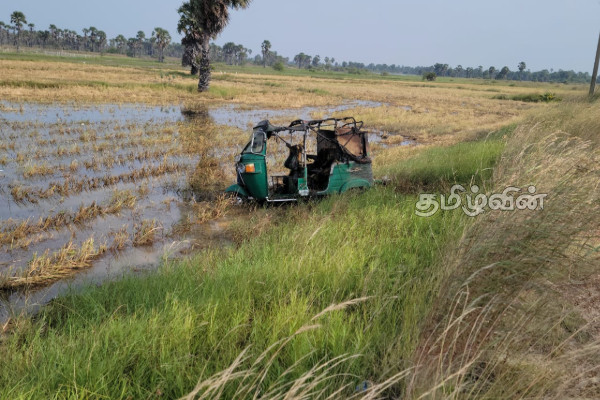 திடீரென தீப்பற்றிய முச்சக்கர வண்டி | Three Wheeler Catches Fire