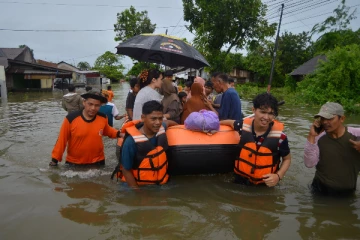 இந்தோனேசியாவில் திடீர் வெள்ளத்தில் 19 பேர் பலி