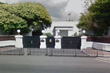 அலரி மாளிகையில் மோதல்: பெண்ணின் கழுத்தை வெட்டிய நபர்கள் - 10 பேர் காயம்