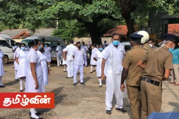 பணிப்பகிஷ்கரிப்பில் ஈடுபட்ட திருகோணமலை பொது வைத்தியசாலை சிற்றூழியர்கள்