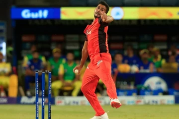 மின்னல் வேகப்பந்துவீச்சு.. CSK-க்கு எதிராக சாதனை படைத்த இளம் வீரர்!