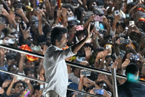 கரூர் நெரிசலில் சிக்கி இறந்த 41 பேரின் குடும்பத்தினரை சந்திக்கவுள்ள விஜய் | Vijay Meet Families Of Those Killed Karur Stampede கரூர் நெரிசலில் சிக்கி இறந்த 41 பேரின் குடும்பத்தினரை சந்திக்கவுள்ள விஜய் | Vijay Meet Families Of Those Killed Karur Stampede
