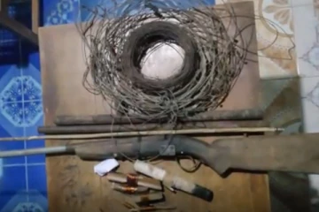 கிளிநொச்சி வன ஜீவராசிகள் திணைக்களத்தினரால் சட்டவிரோத ஆயுதங்கள் மீட்பு(Photo)