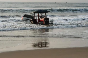 கடலுக்குள் கார் ஓட்டிய கும்பல் ; கூகுள் மேப்பால் விபரீதம்