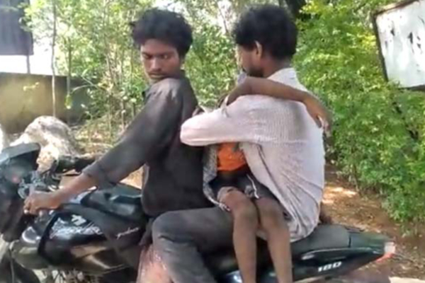 இறந்த மகனின் சடலத்தை பைக்கில் எடுத்து செல்லும் தந்தையின் துயரம்! கண்கலங்க வைக்கும் காட்சி | Father Carried His Son Dead Body Bike