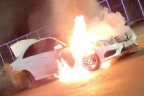 கொழும்பில் திடீரென தீப்பற்றி எரிந்த கார் - ஐபிசி தமிழ்