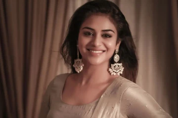 படுக்கையறையில் வேற மாதிரி போஸ்.. இந்துஜாவின் வைரல் ஸ்டில்கள்