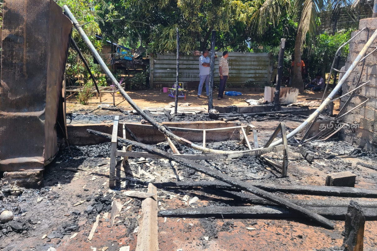 வவுனியாவில் தீயில் முற்றாக எரிந்து கருகிய வீடு | House Catches Fire Thampanaipuliyankulam Vavuniya