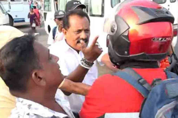 முன்னாள் அமைச்சரின் பேராட்டத்தில் அடாவடி ; சிக்கிய மாநகர சபை உறுப்பினர் | Rowdyism At Ex Minister S Protest முன்னாள் அமைச்சரின் பேராட்டத்தில் அடாவடி ; சிக்கிய மாநகர சபை உறுப்பினர் | Rowdyism At Ex Minister S Protest