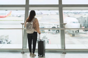 வெளிநாட்டில் இருந்து இலங்கைக்கு விமானம் மூலம் வந்த மர்ம பொதி - சிக்கிய யுவதி