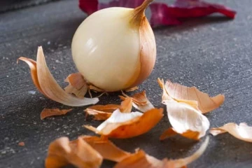 முடி உதிர்வு தொல்லைக்கு நிரந்தர தீர்வு: இனிமேல் வெங்காய தோலை தூக்கி வீசாதீங்க