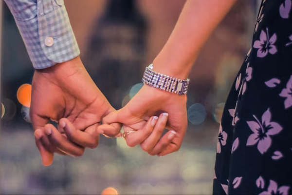 யாழில் 6 வயது குழந்தையை தவிக்கவிட்டு தாய் காதலனுடன் ஓட்டம்; தேடியலையும் கணவன்! | Jaffna Mother Abandons Child Elopes Her Lover யாழில் 6 வயது குழந்தையை தவிக்கவிட்டு தாய் காதலனுடன் ஓட்டம்; தேடியலையும் கணவன்! | Jaffna Mother Abandons Child Elopes Her Lover