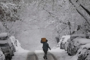 ශීත කුණාටුවෙන් මිලියනයකට ආසන්නව නිවාසවලට විදුලිය නෑ - ගුවන් ගමන් වාර 6,000කට වඩා අවලංගු වෙයි..