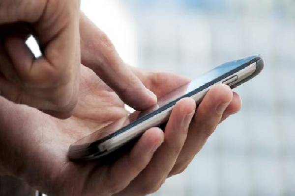 பாடசாலை மாணவர்களுக்கு ஆபாசக் காணொளிகள் ; குற்றச்சாட்டு மீது பொலிஸார் தீவிர விசாரணை | Showing Pornographic Videos School Students