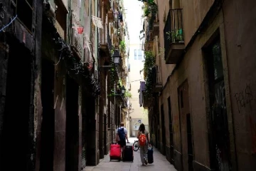 மொத்தமாக 65,000 சுற்றுலா வாடகை விடுதிகளை முடக்கிய ஐரோப்பிய நாடு