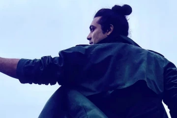 பிரபல பாடகர் படிக்கட்டில் தவறி விழுந்து படுகாயம்! தீவிர சிகிச்சை