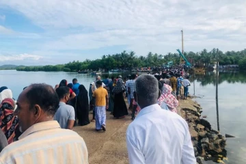 படகுகவிழ்ந்து மாணவர்கள் உயிரிழந்த விவகாரம்! ஊடகவியலாளரை மிரட்டிய போராட்டக்காரர்கள் (காணொளி)