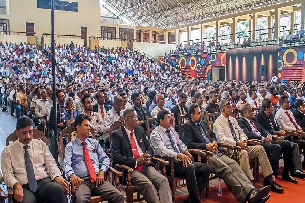 போரில் ஈடுபட்ட விமானியை கறுப்புபட்டியலில் சேர்த்தது அரசாங்கம் | Retired Gunship Pilot Blacklisted