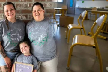 பெற்றோர் ஒரே பாலினத்தவர்கள் என்பதால்...ஐந்து வயது சிறுமிக்கு நேர்ந்த பரிதாபம்!