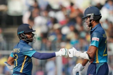 அடுத்தடுத்து விக்கெட்டுக்களை பறிகொடுத்த இலங்கை..கௌரவ ஸ்கோரை எட்ட உதவிய வீரர்