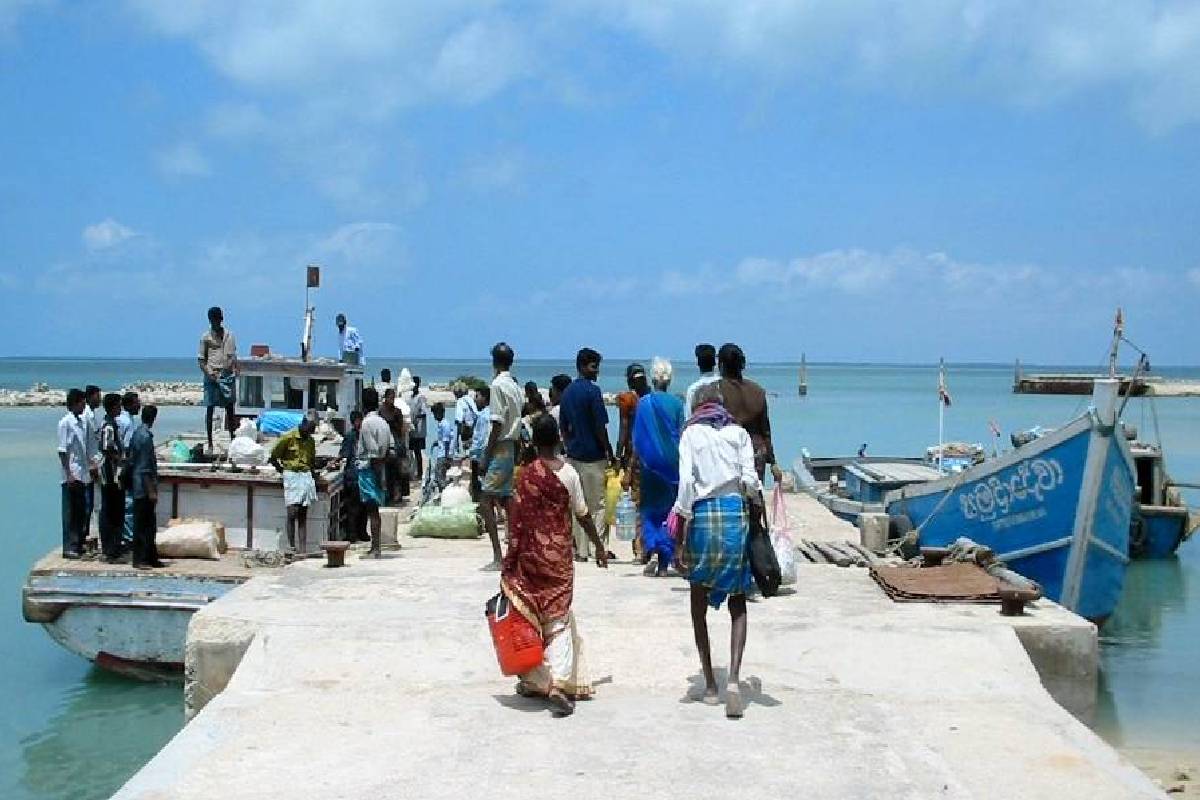 முற்றாக முடங்கிய நெடுந்தீவுக்கான படகுச்சேவை: பயணிகள் குற்றச்சாட்டு | Ferry Service To Neduntheevu Completely Suspended