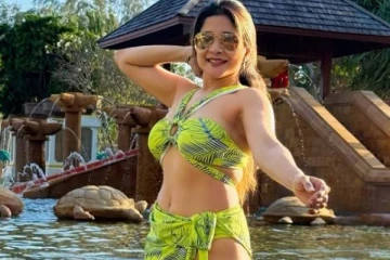 நீச்சல் உடையில் செம கிளாமர் புகைப்படங்களை வெளியிட்ட சாக்ஷி அகர்வால்