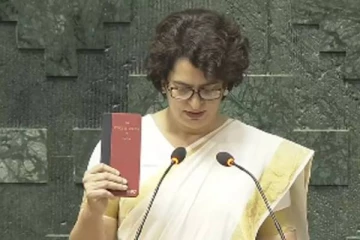 கேரளாவின் பாரம்பரிய புடவை அணிந்து பதவியேற்றார் பிரியங்கா காந்தி