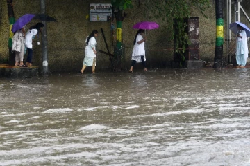 கனமழை எதிரொலி ; 7 மாவட்டங்களில் பள்ளிகளுக்கு மட்டும் விடுமுறை