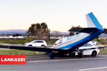 சாலையில் சென்ற கார் மீது திடீரென மோதி விபத்துக்குள்ளான விமானம்!