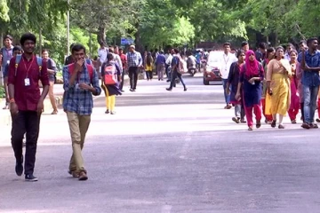 மாணவர்கள் பாதியில் வெளியேறினாலும் முழு கட்டணத்தை திருப்பி தரவேண்டும் - யுஜிசி உத்தரவு