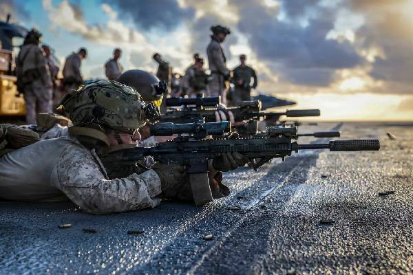 நெருங்கிய அமெரிக்க போர்க்கப்பல்... எந்த நேரத்திலும் தாக்கத் தயாராக இருக்கும் ட்ரம்ப் | Us Warships Edging Closer