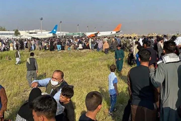 நாட்டைவிட்டு வெளியேற முண்டியடிப்பு; ஆப்கான் விமான நிலையத்தில் 5 பேர் பலி