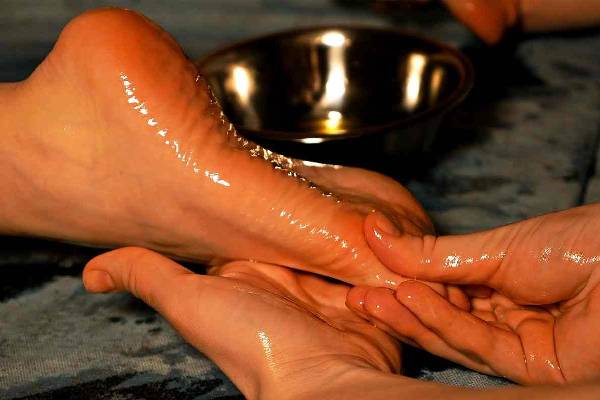 Foot Massge: வெறும் 5 நிமிடம் பாதங்களை மசாஜ் செய்து பாருங்க... இந்த பிரச்சினைகள் கிட்டவே வராது! | Foot Massage Benefits In Tamil