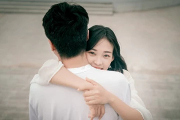 கட்டிப்பிடி வைத்தியத்திற்கு 5 நிமிடத்திற்கு 50 யுவான் வழங்கும் சீன பெண்கள்