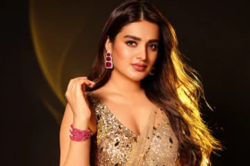 நடிகை நிதி அகர்வால் ஹாட் சேலையில் கவர்ச்சி போட்டோஷூட்